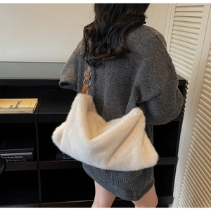 Détail du cabas en fausse fourrure blanche douce avec bandoulière en cuir marron chic