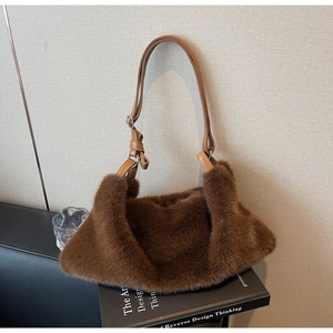 Détail de la texture en fausse fourrure marron foncé et de la bandoulière réglable du sac