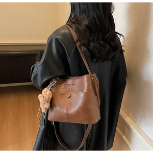 Bolso de hombro retro marrón con colgante de oso y grabado detalle de moda