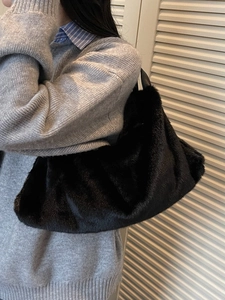 Sac fourre-tout élégant en fausse fourrure noire avec forme de nuage pour l'automne et l'hiver