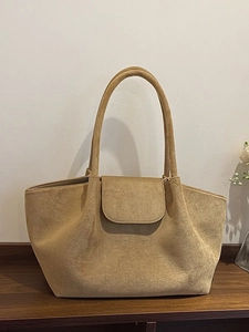 Bolso tote grande de ante caqui para mujer con correas largas y solapa delantera