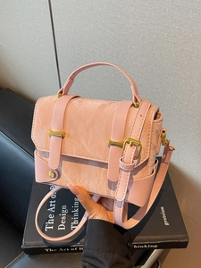 Roze handtas met marmerpatroon gouden hardware en een verstelbare schouderriem