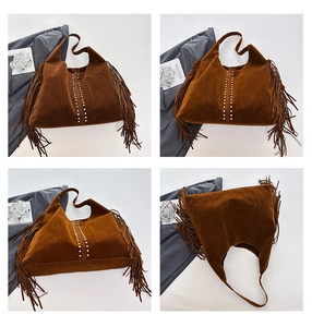 Vedute dettagliate della borsa tote in pelle scamosciata caramello con frange e borchie