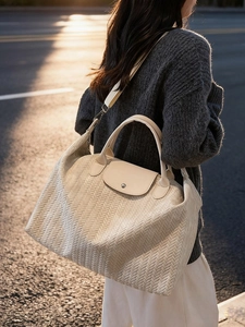 Sac de voyage tissé léger avec rabat en cuir et bandoulière amovible pour femme