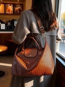 Sac de voyage marron tressé avec poignée en cuir et fermoir métallique pour femme chic
