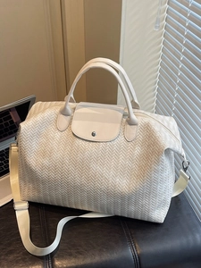 Sac à main blanc crème avec texture tissée, rabat en cuir et bandoulière réglable