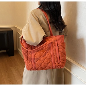 Détail du grand cabas orange avec motif matelassé en losange et texture douce de haute qualité