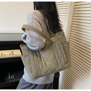 Détail du sac cabas matelassé vert olive avec poche latérale et texture imperméable