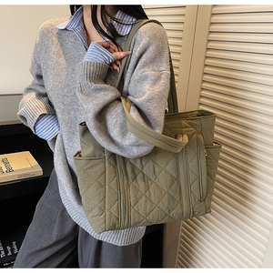 Détails du sac cabas matelassé vert olive avec surpiqûres et poche latérale fonctionnelle