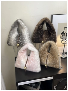 Détail de quatre sacs en fausse fourrure à imprimé cerf avec chaînes et boules dorées