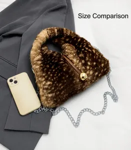 Comparaison de taille détaillée du sac en peluche à motif animal avec un smartphone