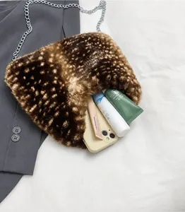 Vue détaillée du sac en peluche grande capacité montrant l'espace pour téléphone et maquillage