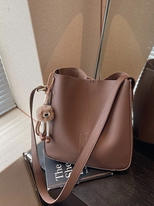 Bolso de Cubo para Mujer de Cuero PU con Patrón de Lichi Gran Capacidad Bolso de Hombro Cruzado con Colgante de Felpa Moda Combinación Diaria