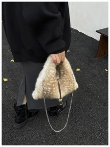 Détail du sac peluche triangulaire avec motif tacheté et pendentif sphérique doré chic