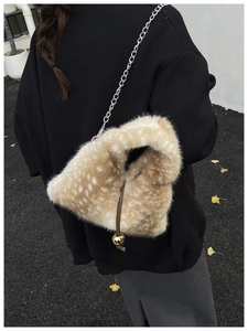 Vue détaillée du sac bandoulière en peluche léopard avec bandoulière en chaîne