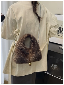 Détail du sac en fausse fourrure léopard avec fermoir doré et chaîne argentée