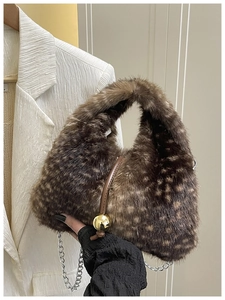 Détail du sac à main en fausse fourrure pelucheuse avec motif léopard et chaîne en métal