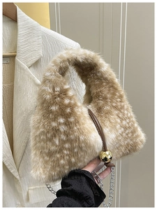Détail du sac à main en peluche avec motifs cerf et bandoulière chaîne dorée