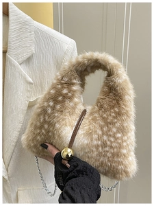 Détail du sac à main en peluche moucheté marron avec boule dorée et bandoulière chaîne