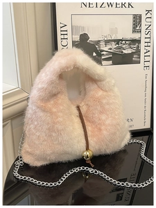 Détail du sac en fausse fourrure rose et beige avec chaîne argentée et cordon en cuir brun