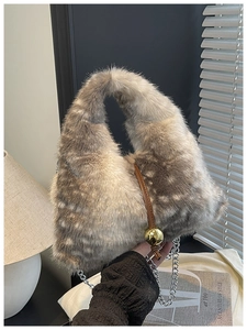 Détail du sac à main en peluche avec texture fausse fourrure et chaîne en argent