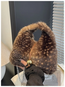 Vue détaillée du sac à main en peluche léopard avec boule dorée et bandoulière argentée