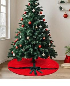 Détail du tapis de sapin de Noël rouge en peluche avec un nœud en velours vert