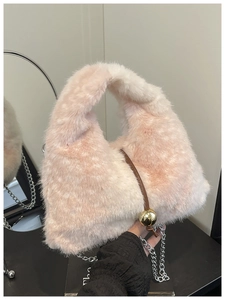 Détail d'un sac en peluche rose et blanc avec fermoir boule dorée et bandoulière