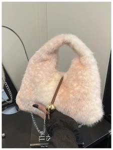 Détail du sac en peluche dégradé rose avec chaîne argentée et décor de boule en métal