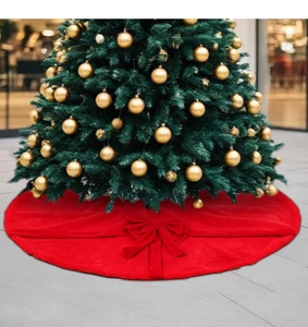 Vue détaillée du tapis de sapin de Noël rouge en peluche avec un grand nœud central