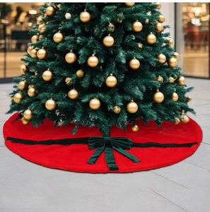 Détail du tapis de sapin de Noël rouge avec nœuds en velours vert et décorations de fête
