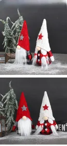 Détail de gnomes de Noël faits main avec bonnets étoilés et motifs à carreaux festifs