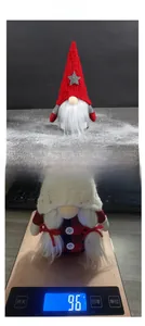 Détail d'un gnome de Noël montrant la texture du bonnet tricoté et le poids de 96g sur balance