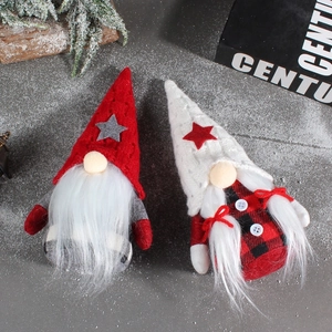 Lutin de Noël en lot avec bonnet tricoté à étoile et corps à carreaux sur neige