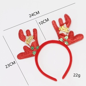 Détail d'un serre-tête bois de renne rouge pailleté avec étoile et feuilles de houx