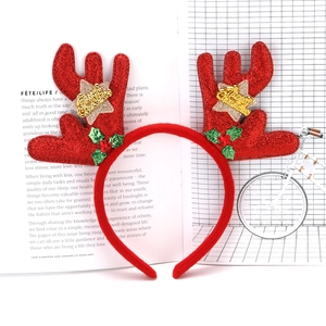 Détail du serre-tête renne à paillettes rouges avec étoiles dorées et baies de houx Noël