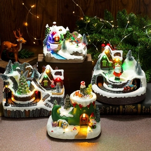 Caja de música navideña luminosa con tren giratorio, casa de nieve de resina y luces LED
