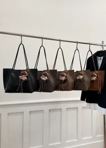 Détails de grands sacs fourre-tout texturés en cinq couleurs avec breloques d'ours