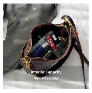 Capacité interne détaillée du sac en cuir marron avec téléphone et cosmétiques