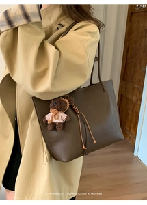 Texture détaillée du grand cabas en cuir marron foncé avec charmant ours en peluche