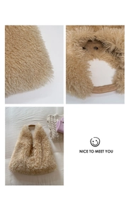 Detalle de bolso tote de felpa beige con cierre magnético metálico de lana suave