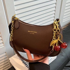Sac Sous le Bras en Cuir PU Grainé Litchi Vintage pour Femmes Décor de Chaîne Pendentif Cerise Sac Bandoulière Hobo
