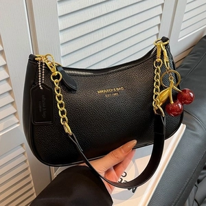 Sac sous le bras croissant en cuir noir avec chaîne dorée et breloque cerise