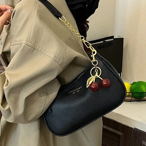 Sac hobo en cuir noir avec bandoulière chaîne dorée et breloque cerise rouge décorative