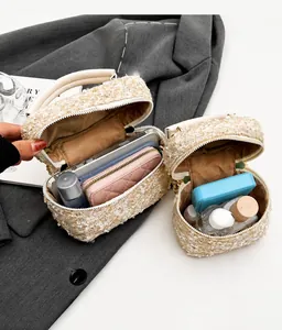 Vista interna della mini borsa a scatola in tweed con spazio per telefono e cosmetici