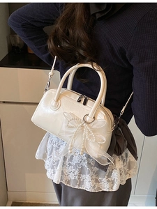 Sac à bandoulière blanc brillant pour femme avec élégant nœud en dentelle de perles et métal argent
