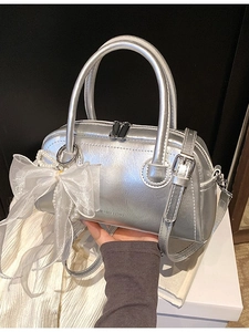 Sac à main argenté métallisé avec nœud en organza blanc et pendentif perle élégant