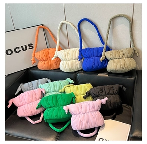 Détails de sacs matelassés en plusieurs couleurs avec poignées à nœuds élégants