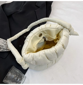 Vue du dessus de l'intérieur rembourré avec fermoir magnétique et poche zippée du sac