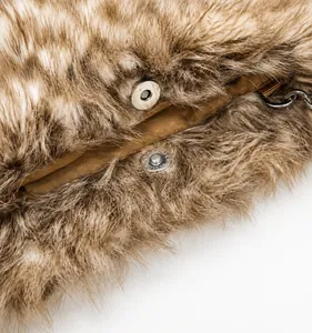 Détail du sac seau en fausse fourrure à motif cerf et fermeture aimantée en métal